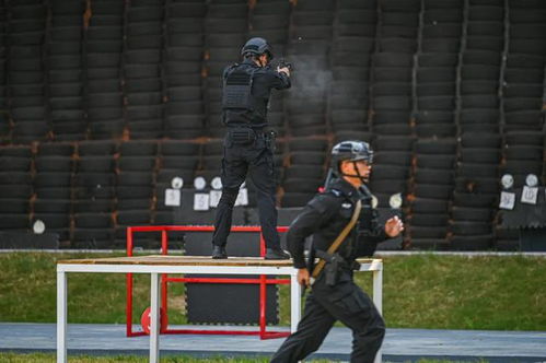 特警队食堂阿姨轻松爬绳惊呆众人，展现惊人运动天赋