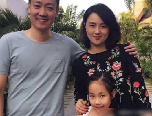 辛柏青发布妻子朱媛媛去世讣告，娱乐圈痛失才女，亲友泪别
